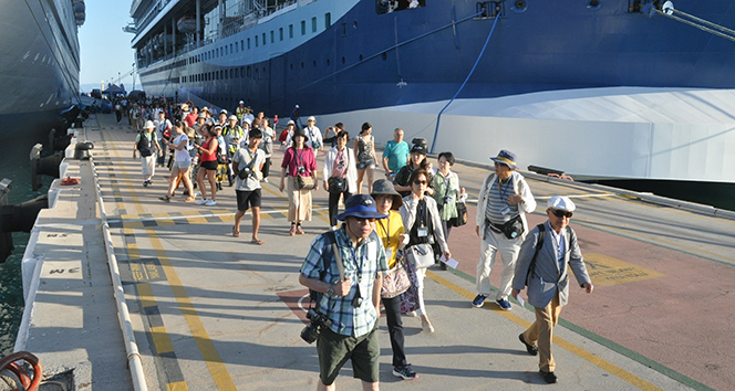 Kuşadası’na gemiyle 3909 turist geldi