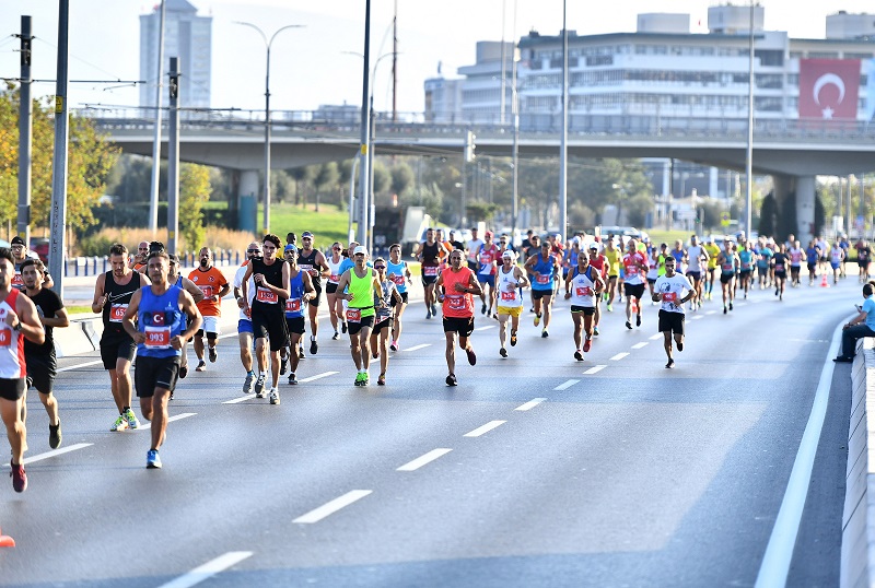 Uluslararası ‘İzmir Yarı Maratonu’na büyük katılım
