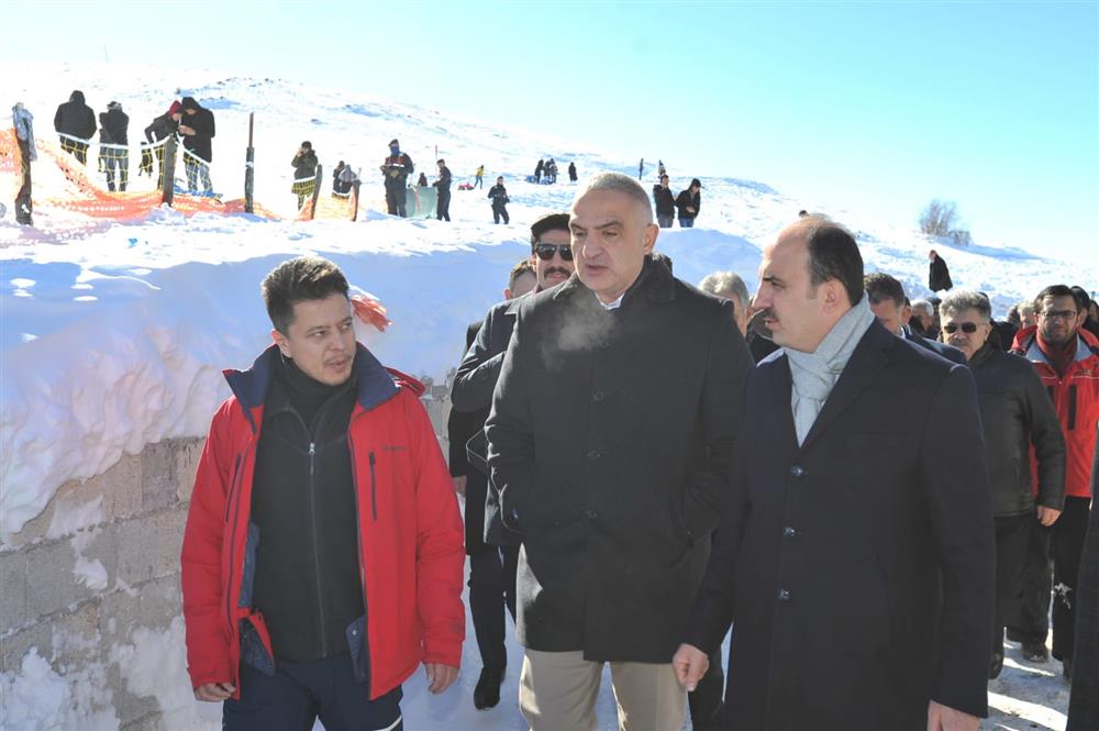 Bakan’dan Aladağ kayak merkezine destek