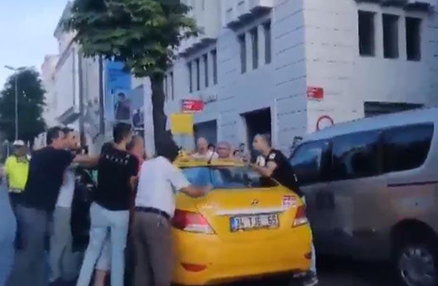 Taksicilerle turizm şoförleri kavga etti