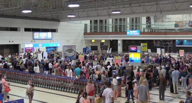 İlk uçak ile 519 Rus turist Antalya’ya geldi