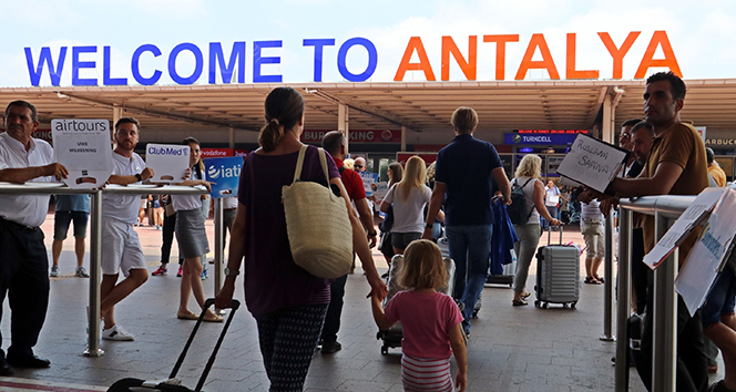 Antalya 10 ayda 3.2 milyon turist ağırladı