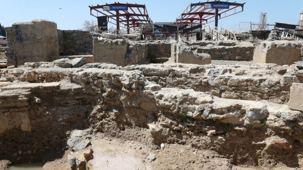Haydarpaşa Garı kazılarında 2 bin 400 yıllık anıt bulundu